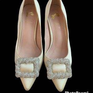 Badgley Mischka Cher Pointed Toe Embellished Satin Pump/stiletto cream size 6
